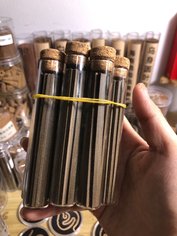 【虎斑黑棋奇楠无粘粉方柱香】到手5桶 带小铜香插炉 八味品鉴装