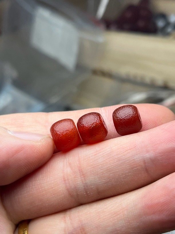 老甘南玛瑙老型直径10-10.5对孔9mm多样发其中一颗