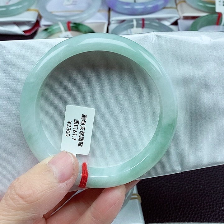 翡翠手镯未镶嵌两***八缅甸翡翠手镯