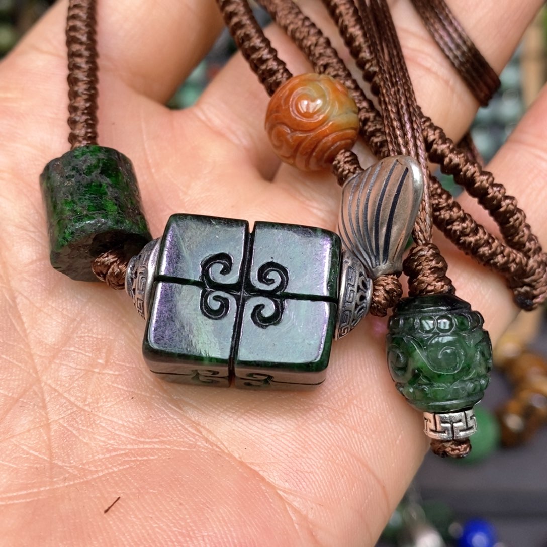 翡翠颈饰未镶嵌漂亮美眉