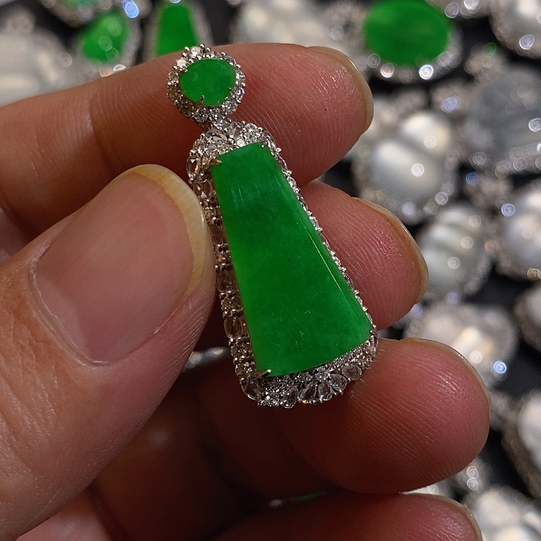 翡翠颈饰18K金镶嵌无事牌