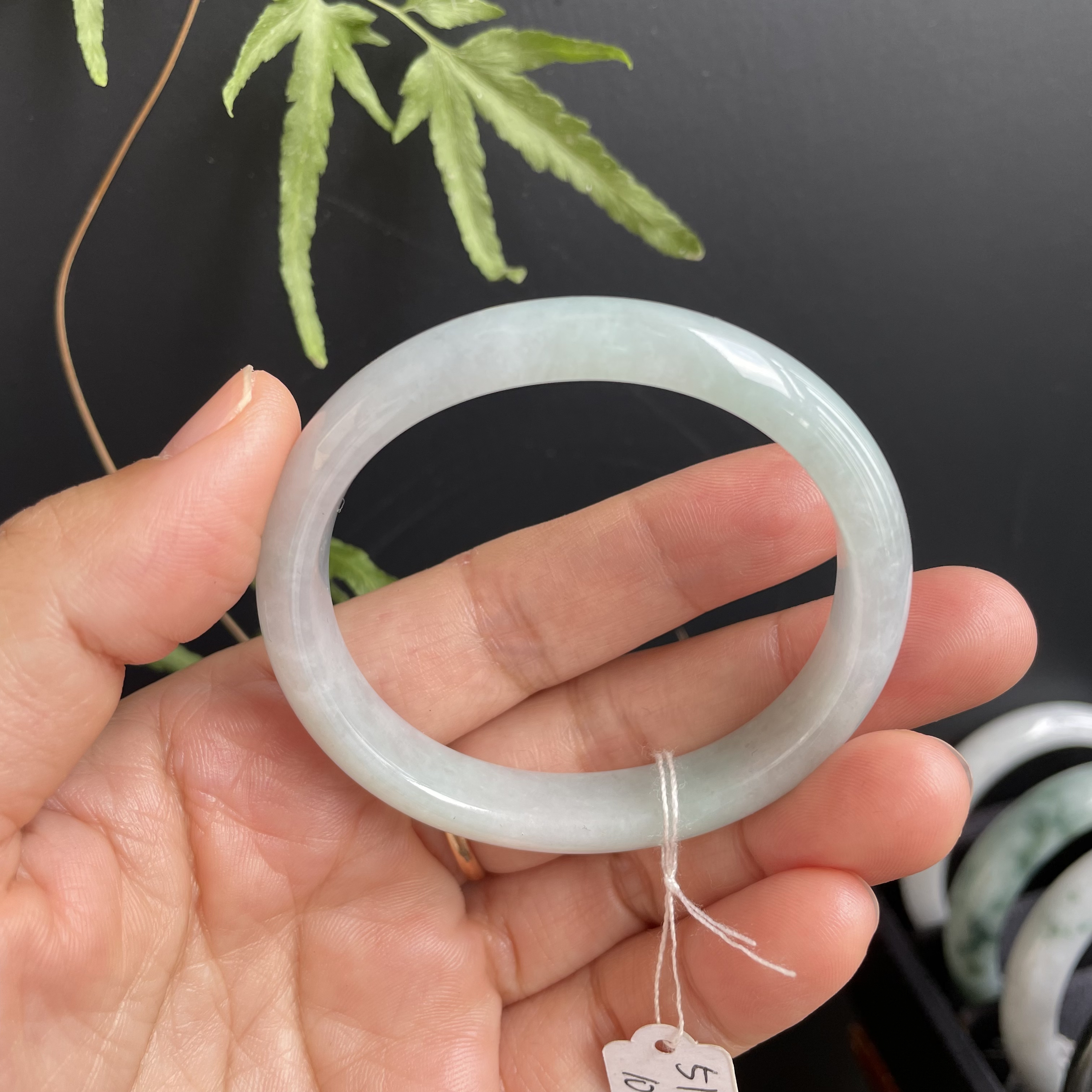 自然光拍摄天然缅甸翡翠果绿色贵妃手镯小圈口51.9特价优惠