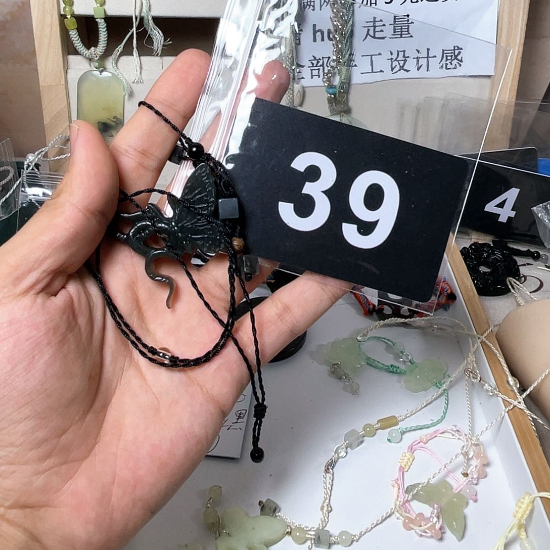 蛇纹石玉颈饰合金訣**.