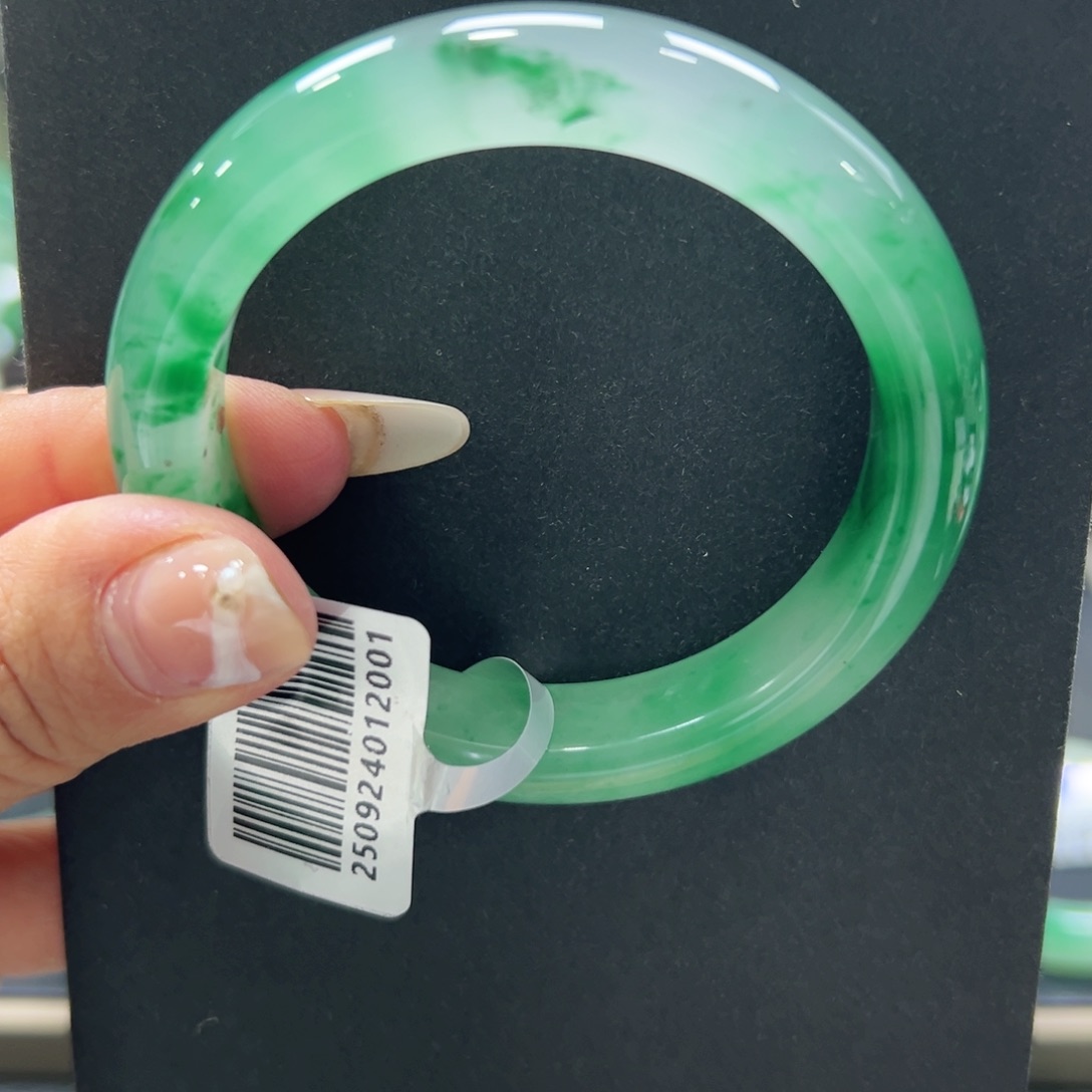 桃****石英质玉未镶嵌手镯