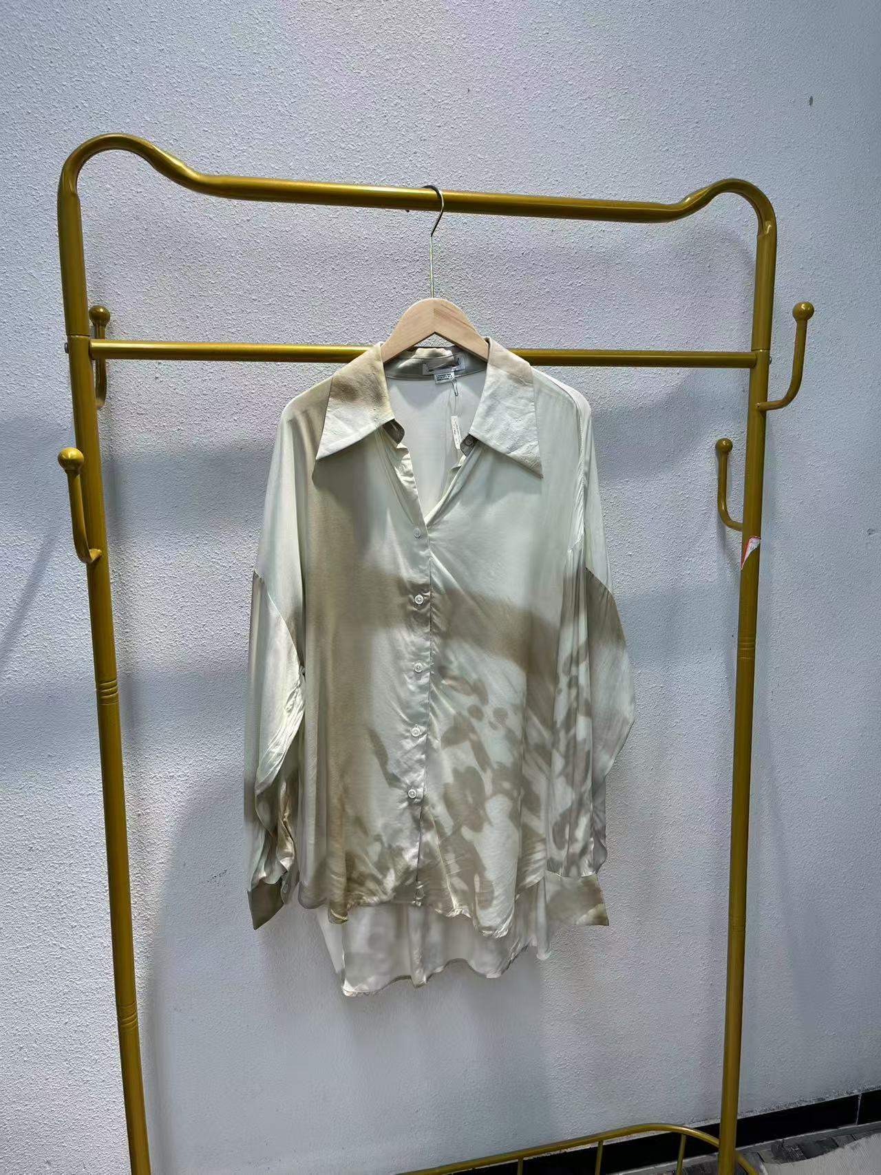 U家剪标   8仓A6-10-1745款   香槟色印花翻领衬衫