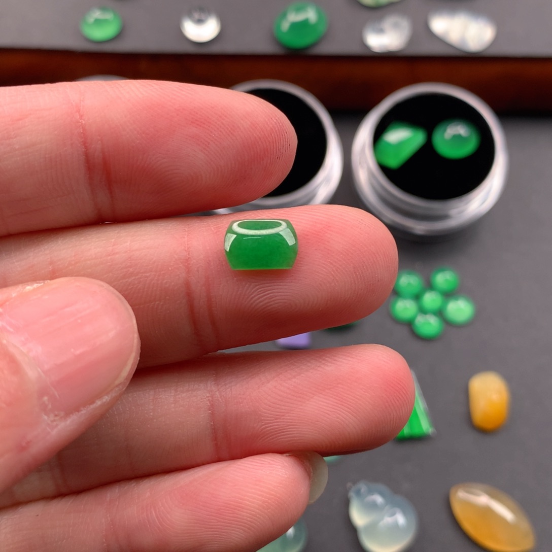 翡翠颈饰未镶嵌马鞍