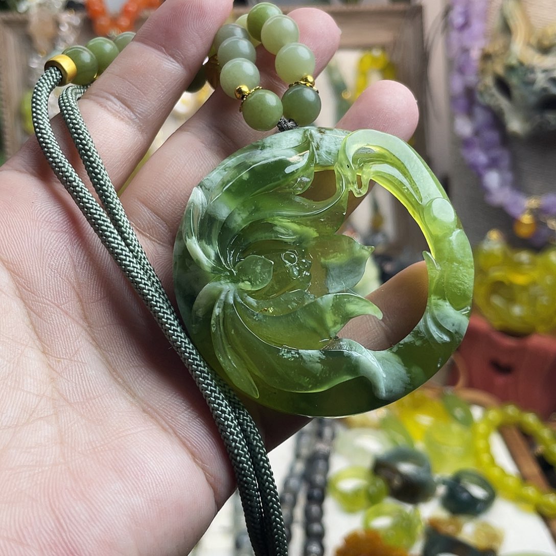未镶嵌蛇纹石玉吊坠