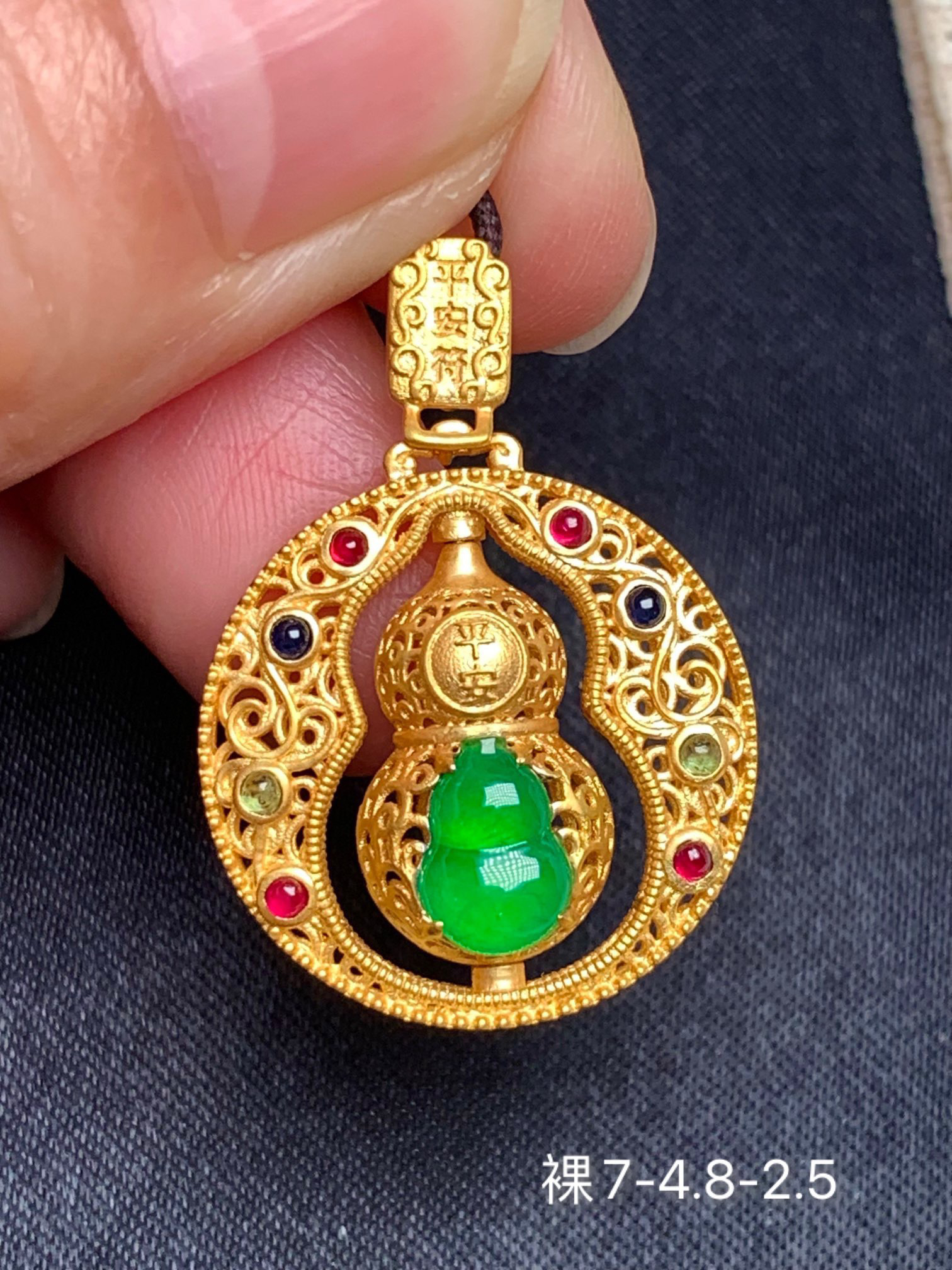高冰绿色葫芦天然翡翠吊坠 颜色阳 品质不错 水润光泽 镶嵌精致