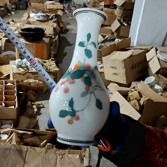 瓷片盘子碗茶壶啥都有