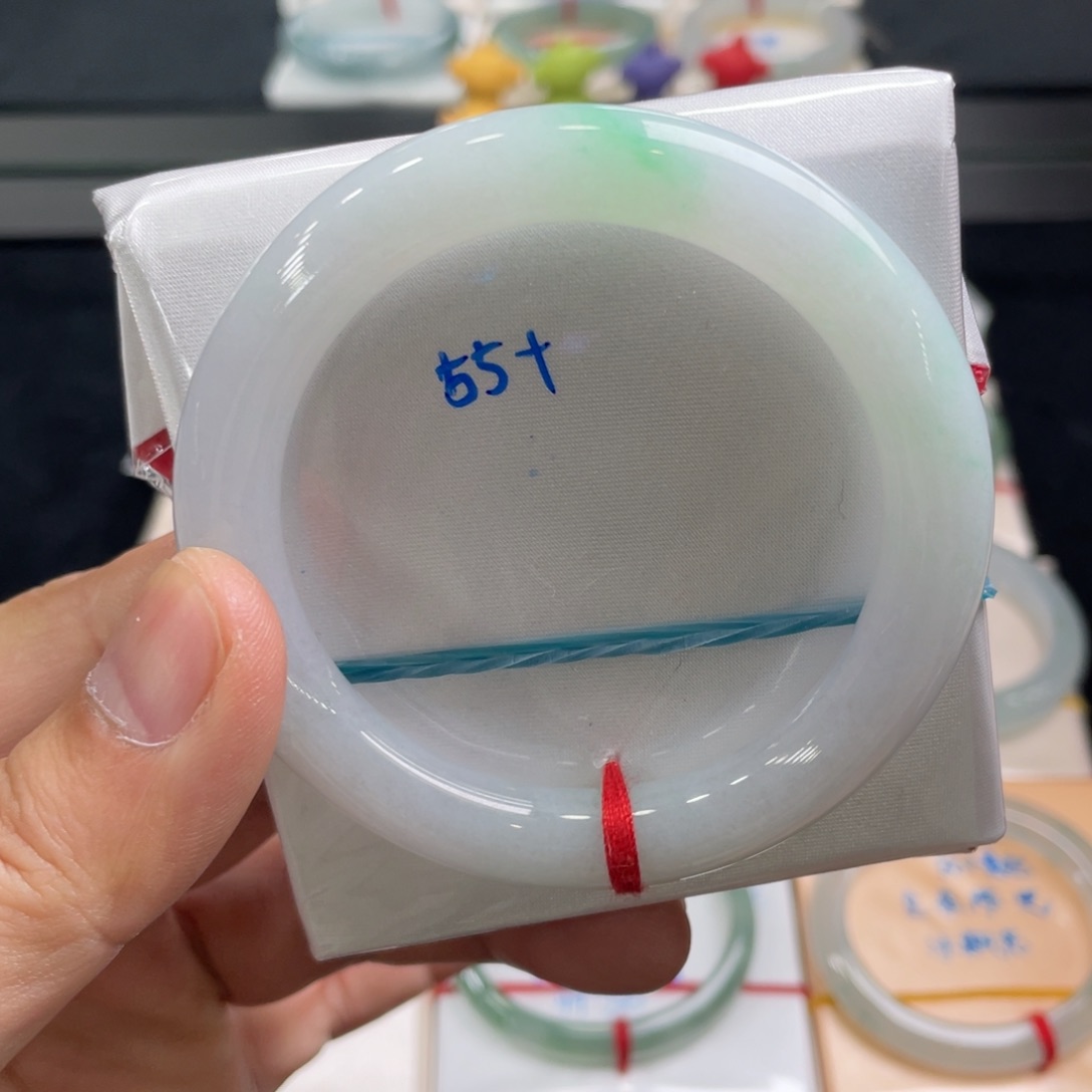 翡翠手镯未镶嵌翡翠手镯