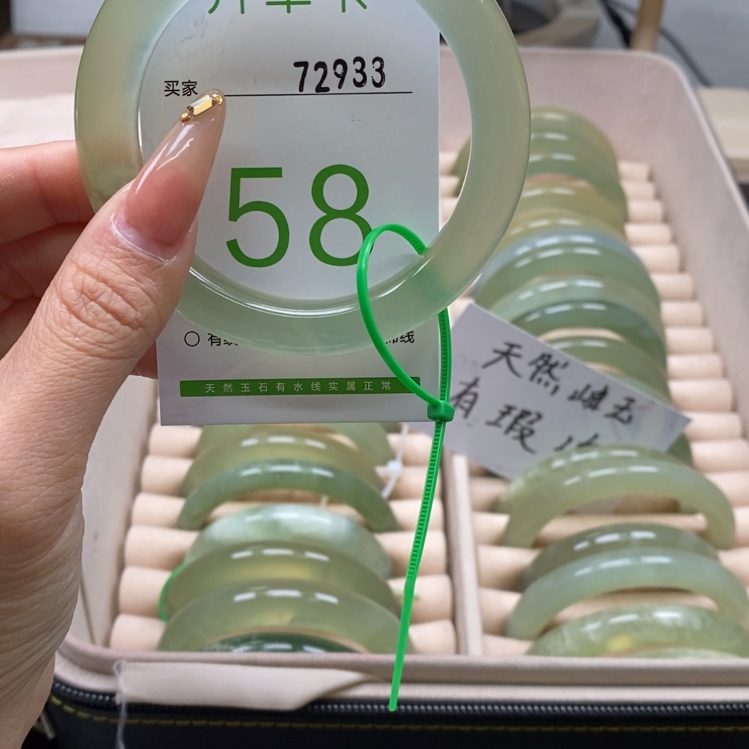 蛇纹石玉手镯未镶嵌
