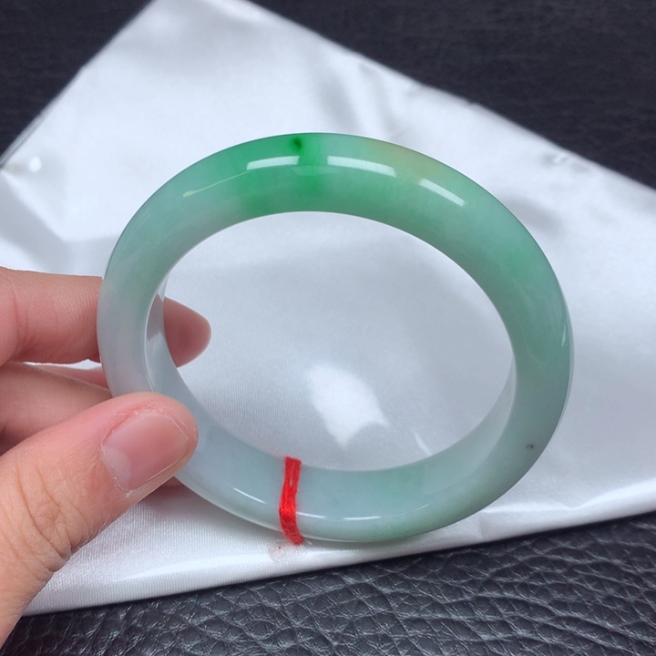 翡翠手镯未镶嵌。