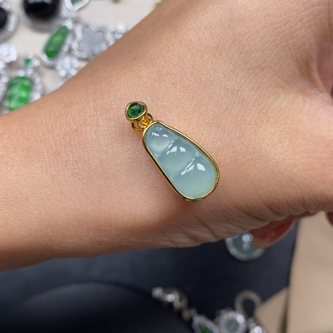 翡翠颈饰未镶嵌翡翠