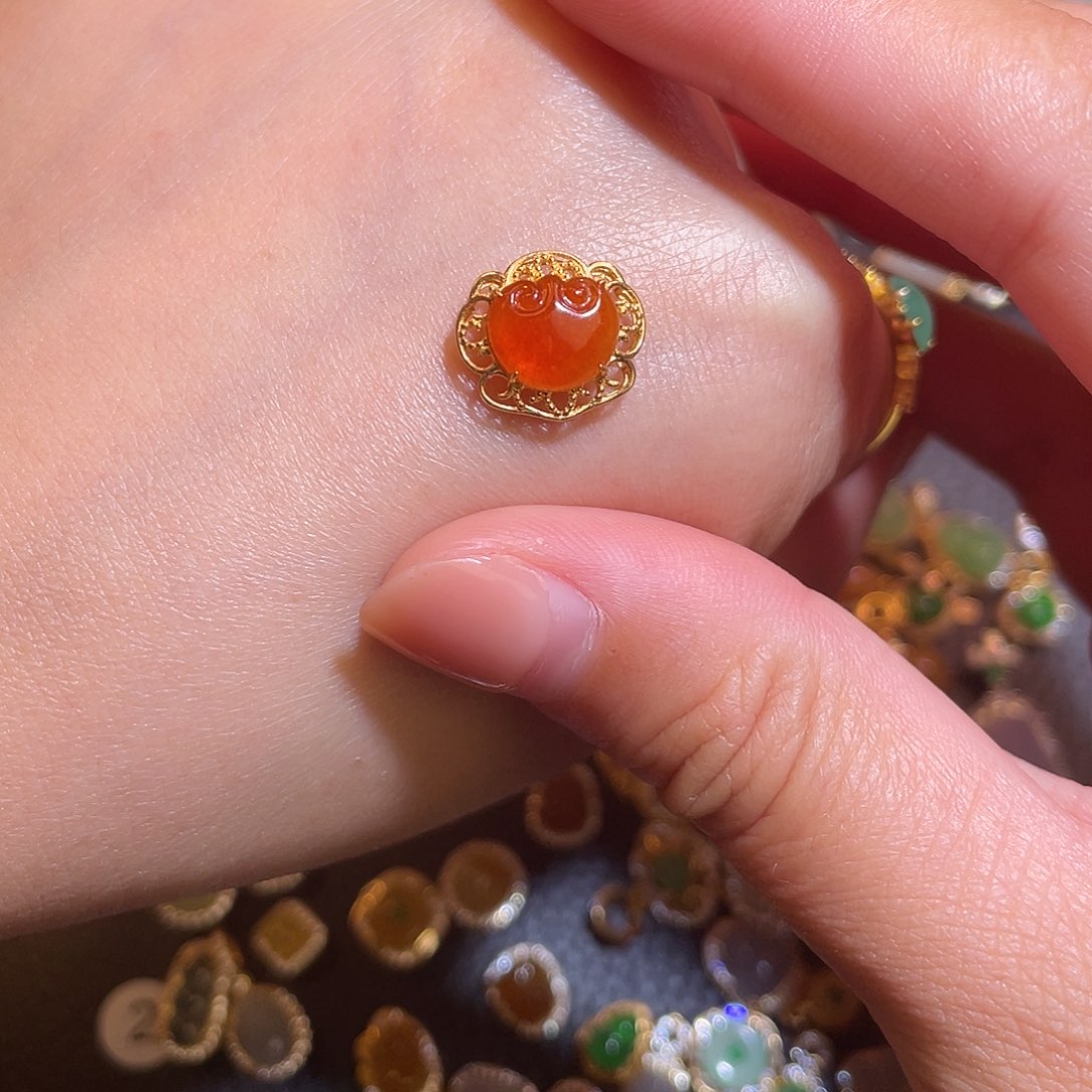 *****翡翠18K金镶嵌颈饰