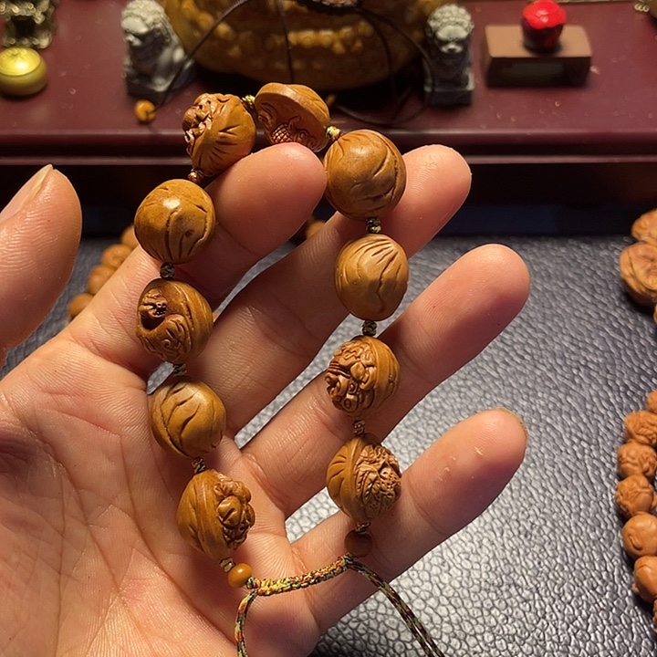 来***长龙纹桃核雕刻多宝