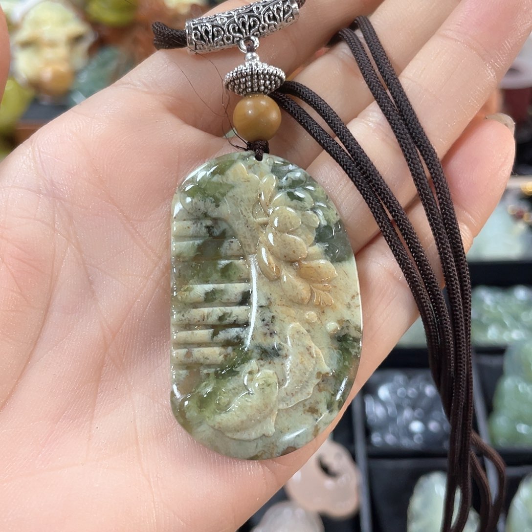 蛇纹石玉颈饰未镶嵌