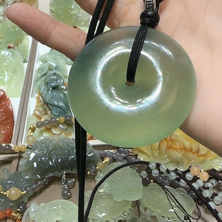 蛇纹石玉吊坠未镶嵌