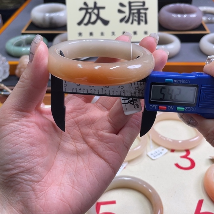 未镶嵌手镯石英质玉