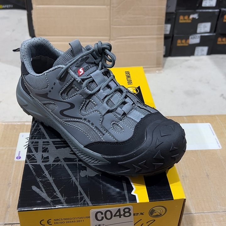 048号。42码防砸防刺劳保鞋。鞋底磨损介意勿拍