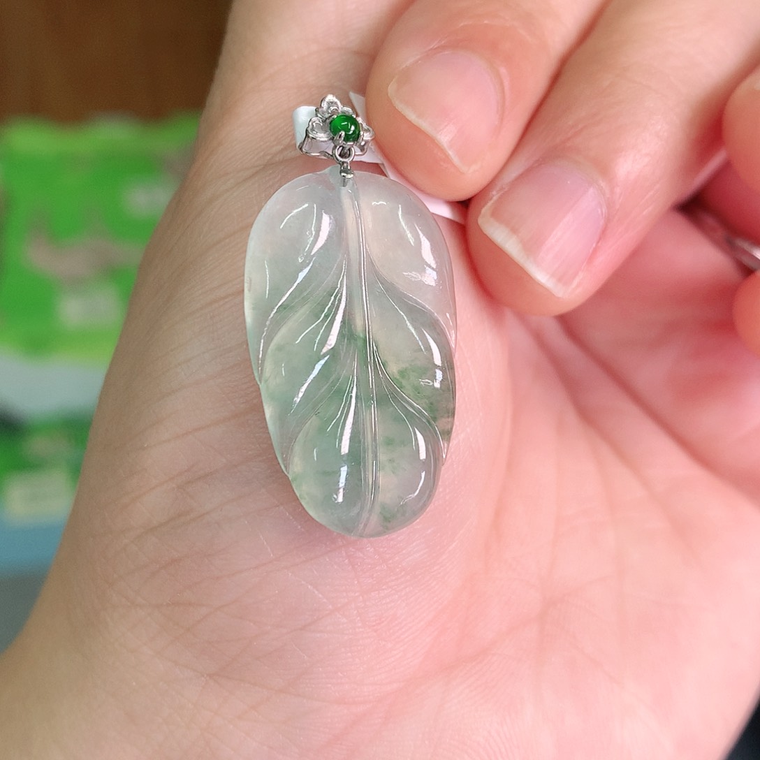 翡翠颈饰18K金镶嵌冰胶飘绿叶子