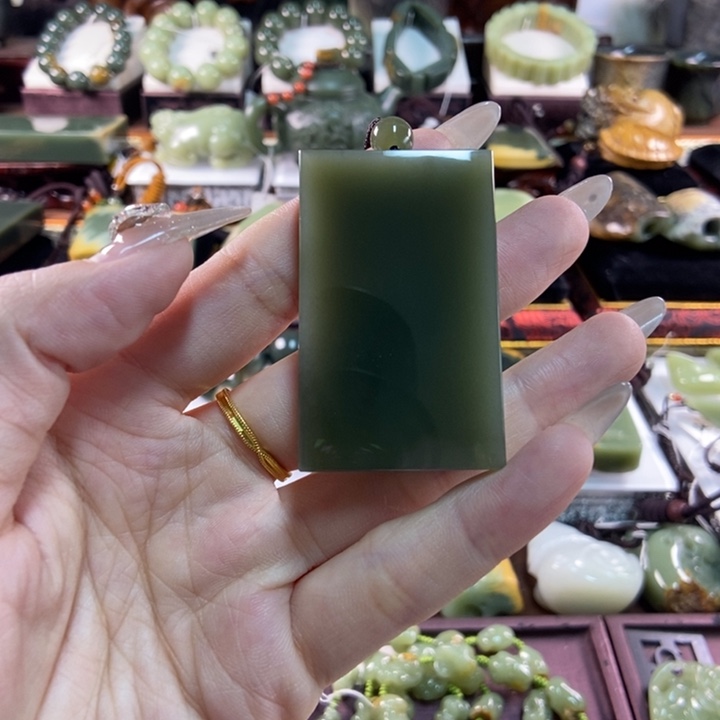 颈饰未镶嵌透闪石质玉吉**意