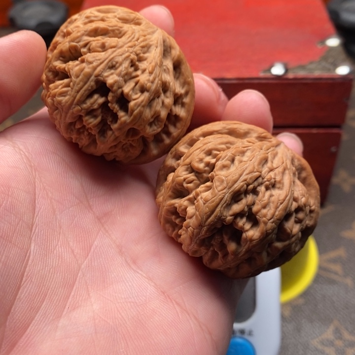 文玩等形式来满足广大