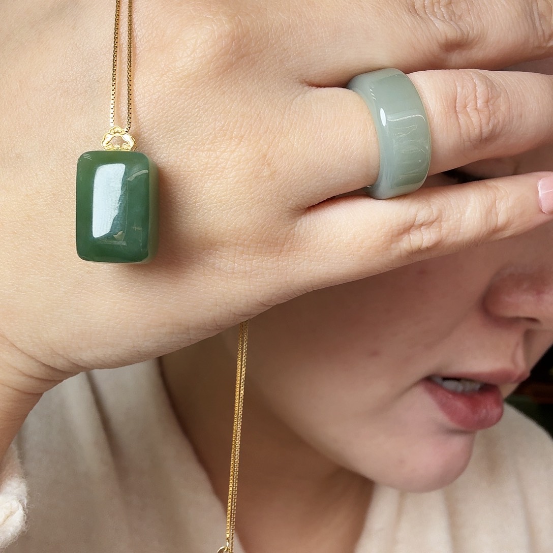 和田玉18K金镶嵌颈饰