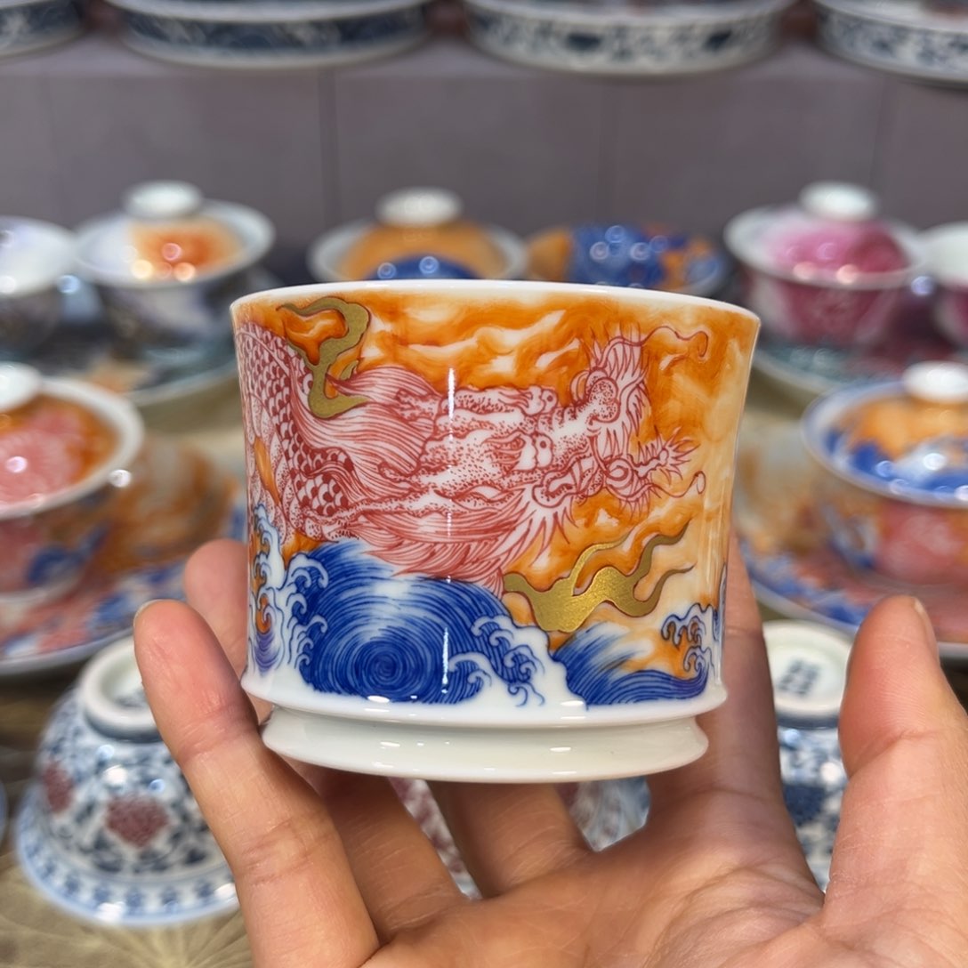 手绘仿清矾红龙纹容天杯