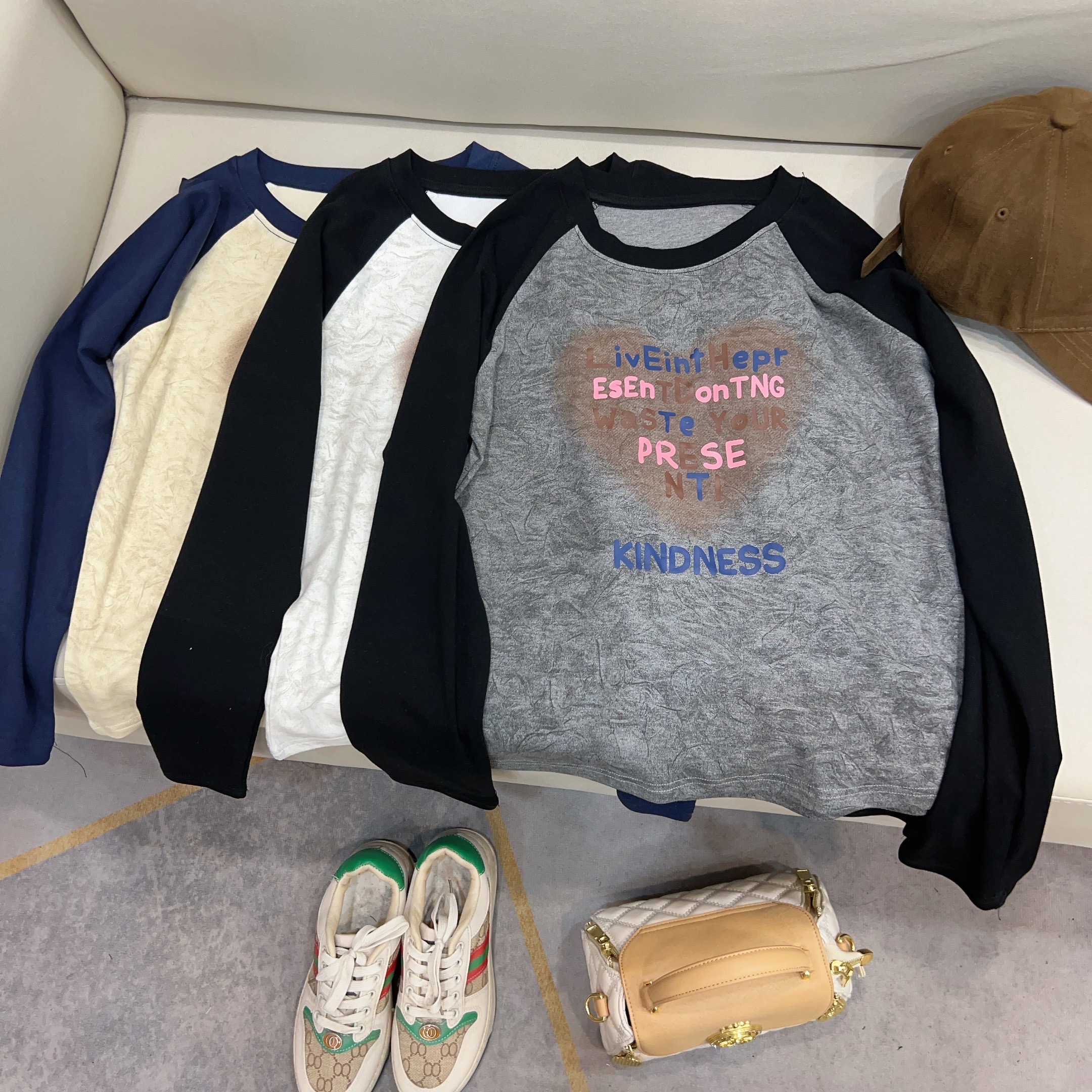  2025早秋新款 撞色字母插肩设计长袖T恤女修身显瘦百搭上衣
