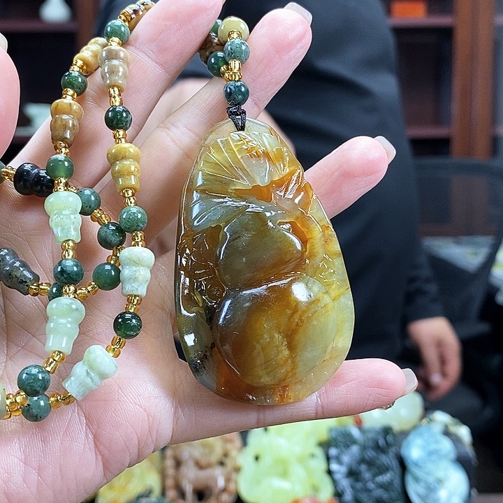 蛇纹石玉吊坠未镶嵌