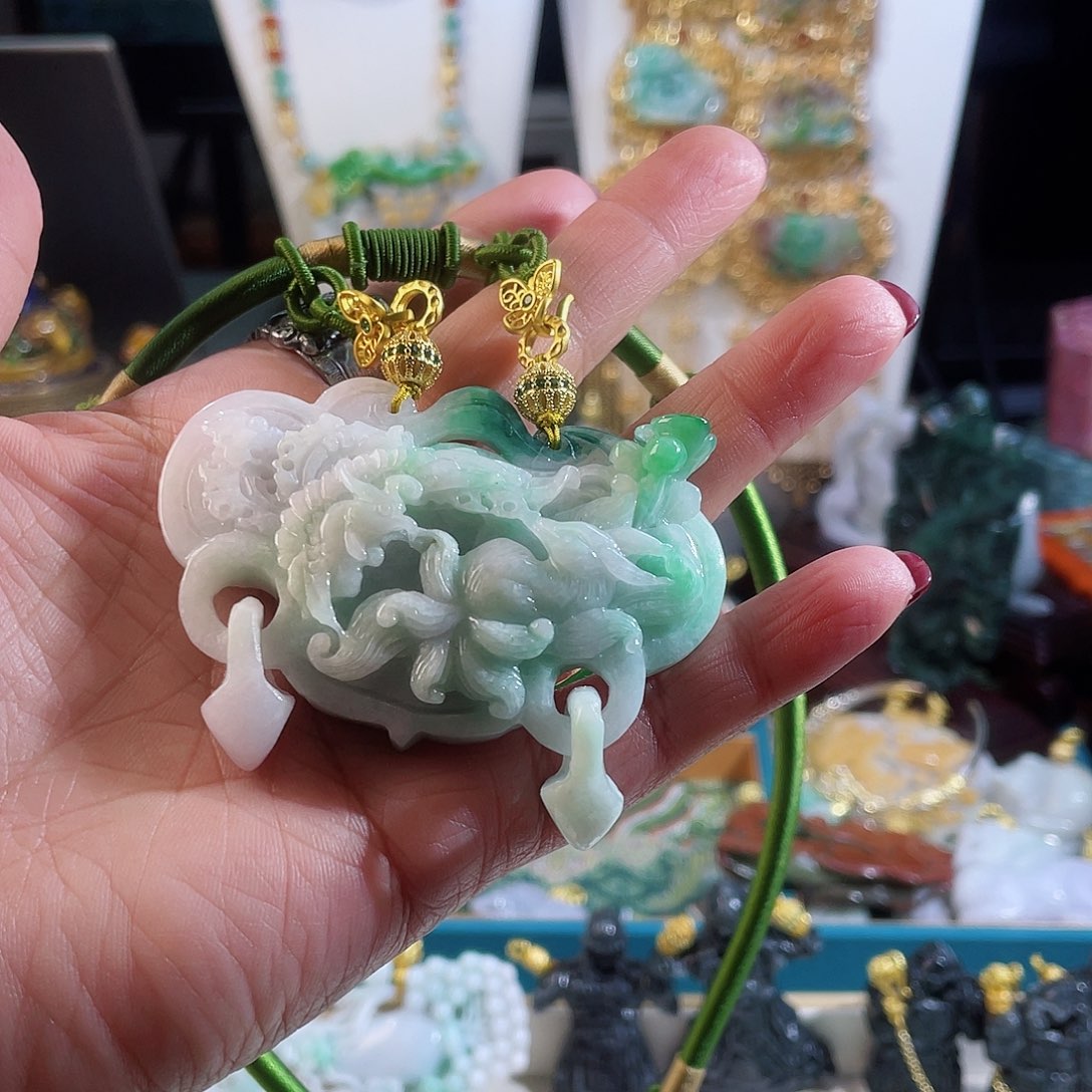 翡翠颈饰未镶嵌底子辣绿双拉环龙凤左锁