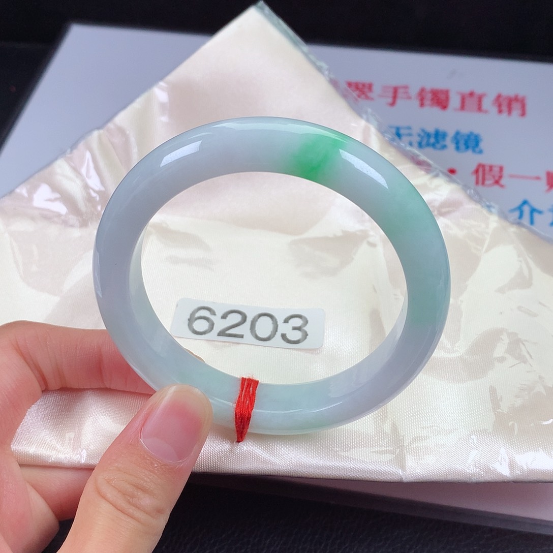 翡翠手镯未镶嵌57圈口