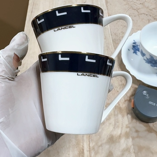 瓷片醉*仑瓷器。           