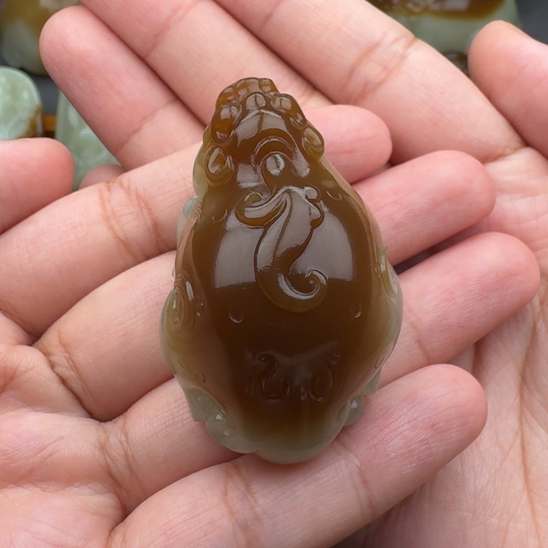 神***人和田玉未镶嵌颈饰