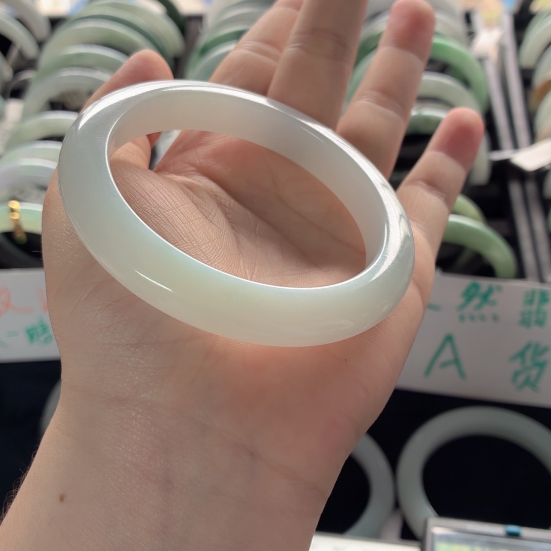 翡翠手镯未镶嵌?**?手镯