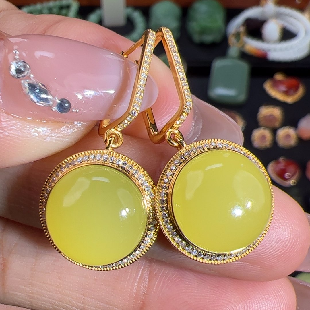 和田玉浓高色鸡油黄厚金气质耳坠18K金镶嵌