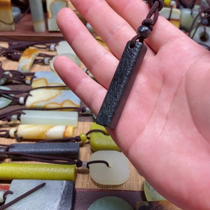 蛇纹石玉挂件未镶嵌