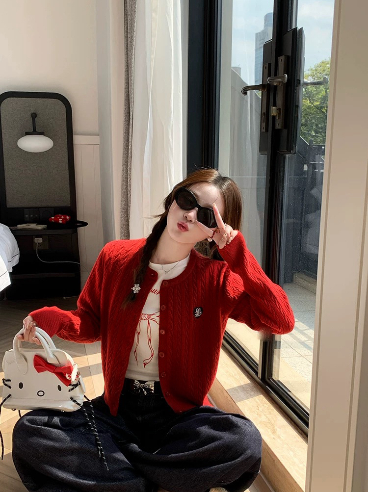 【秋冬新款】MT' 学院风麻花爱心开衫‘  小众刺绣毛衣外套气质时尚