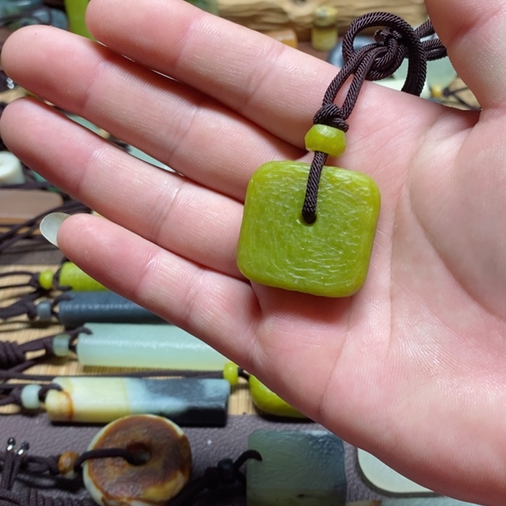 蛇纹石玉挂件未镶嵌