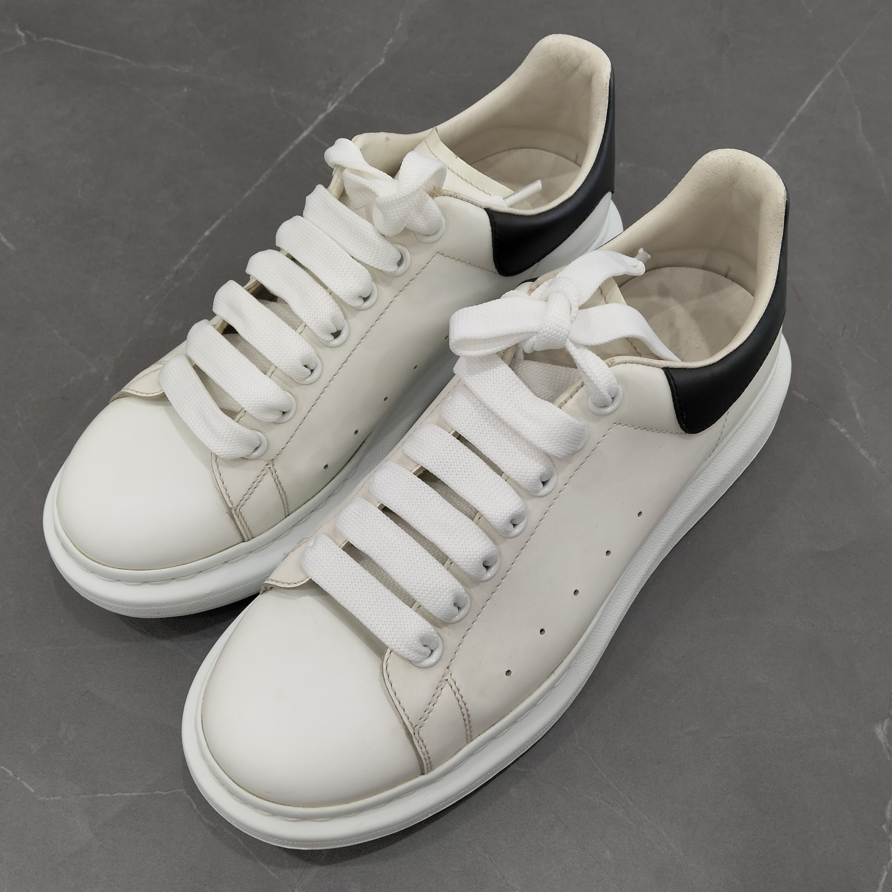 99新 Alexander McQueen/亚历山大·麦昆 经典黑尾白鞋  41码/6451