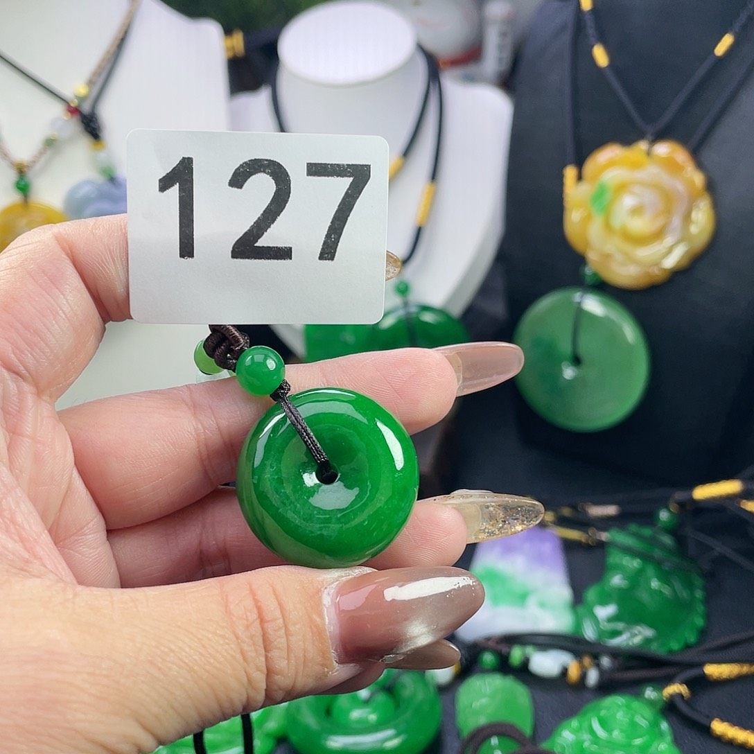 翡翠未镶嵌吊坠(赠链)