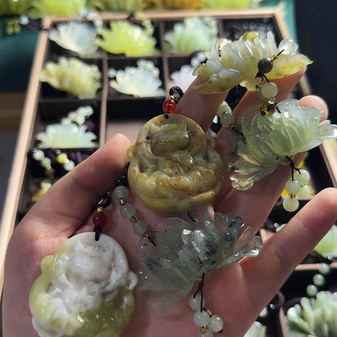 S***g蛇纹石玉未镶嵌颈饰