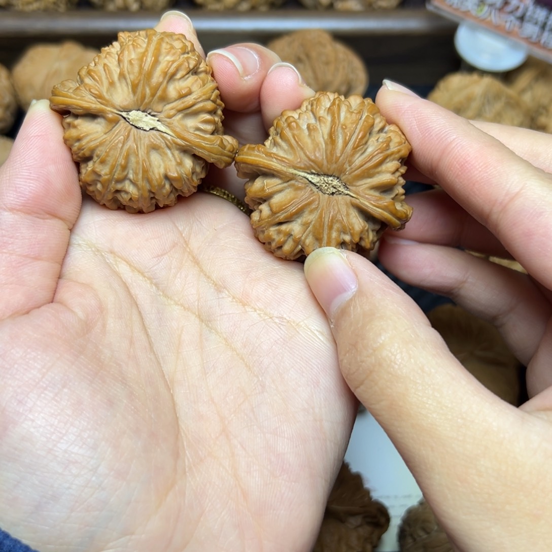 童***镇文玩核桃吊坠球白40+