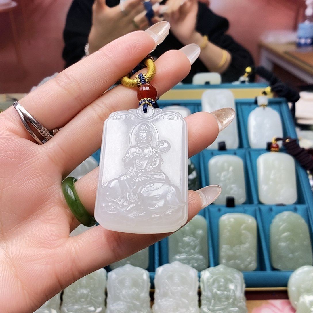 和田玉颈饰未镶嵌不**豫