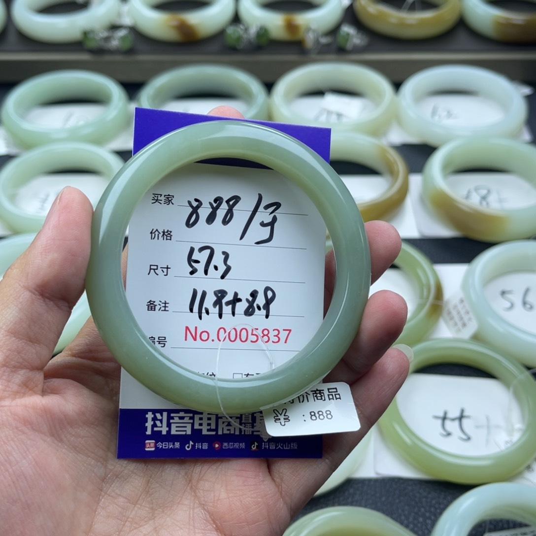 和田玉手镯未镶嵌读****3