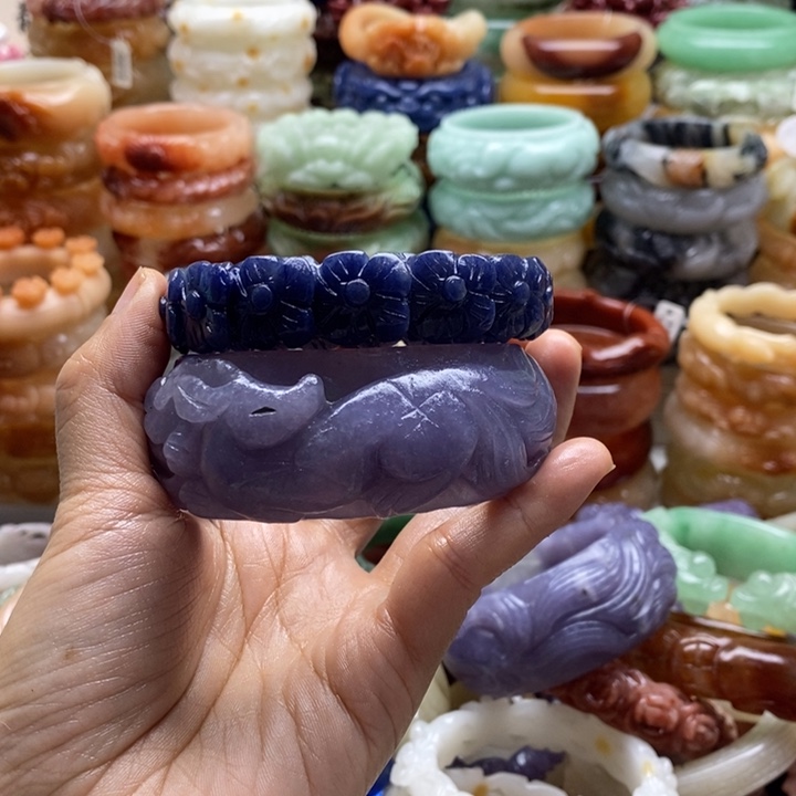 J***y石英岩玉未镶嵌手镯