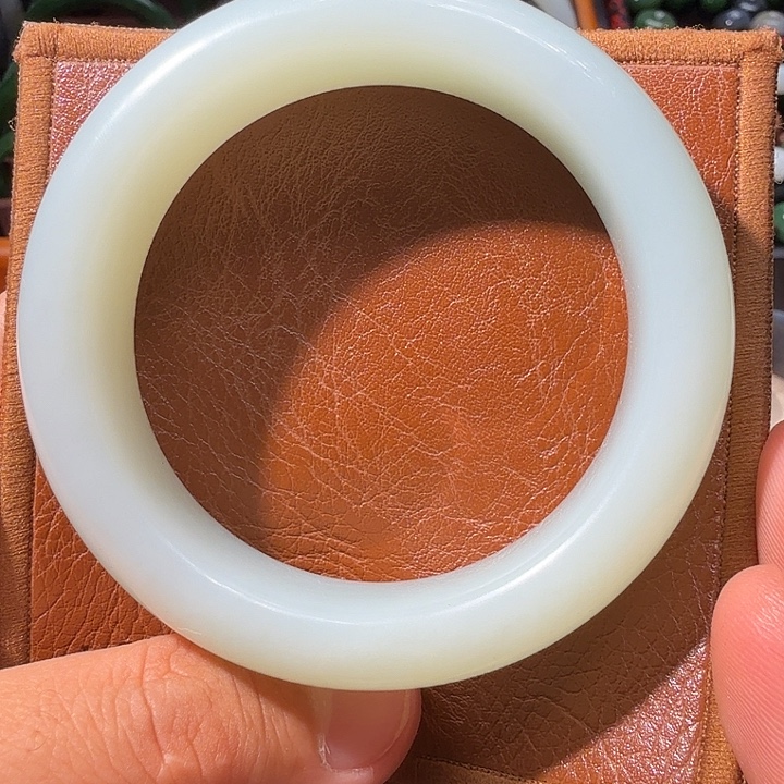 无***形和田玉未镶嵌手镯