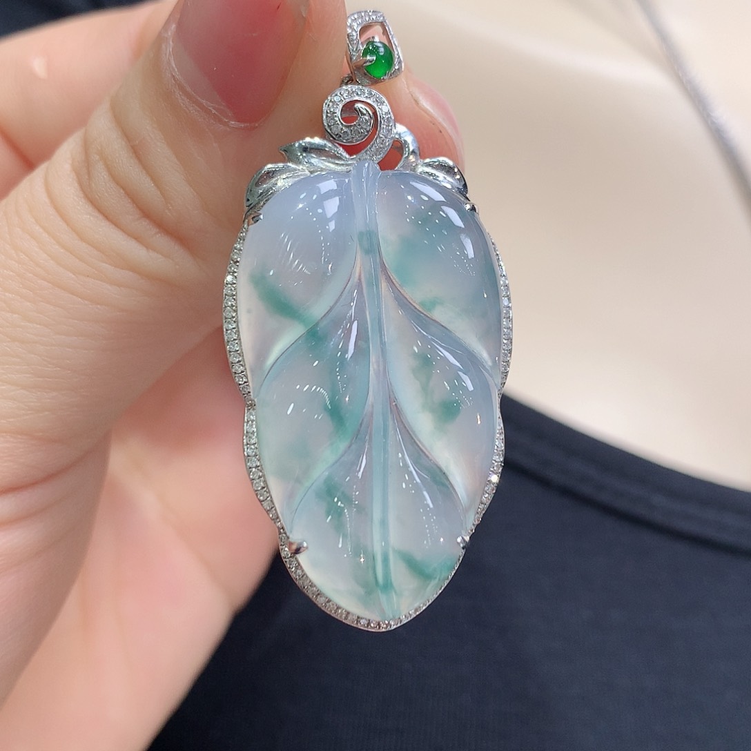 翡翠18K金镶嵌颈饰叶子