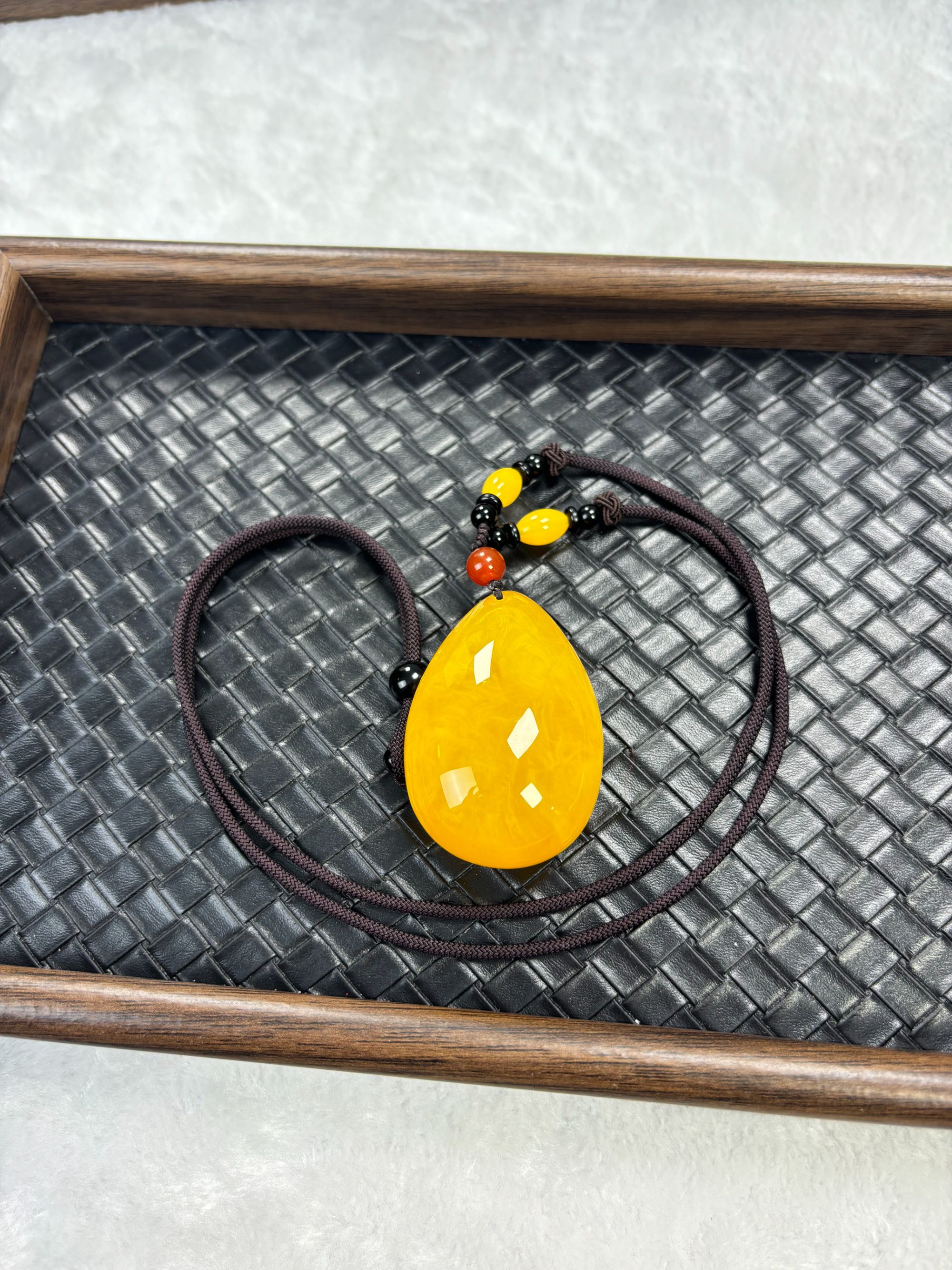 W046   藏收级 手工打磨素绳款大水滴毛衣链