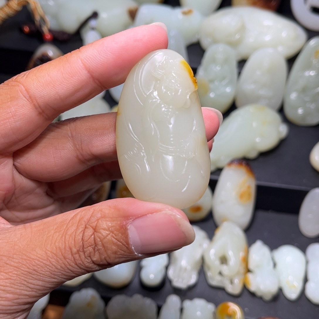 哈***业和田玉未镶嵌颈饰